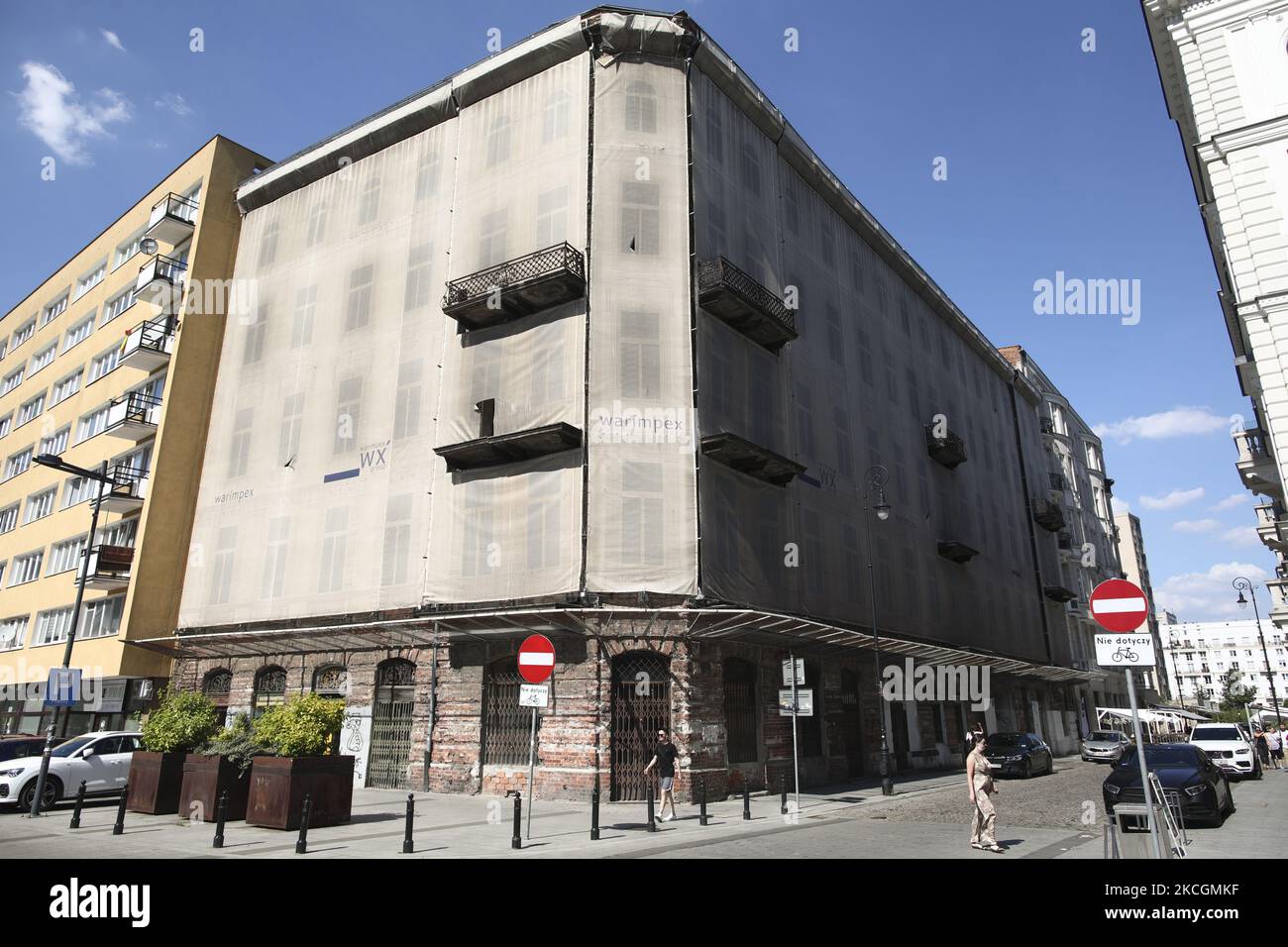 Un edificio è visto in Prosta Street, un ex quartiere ebraico il 29 giugno 2021 a Varsavia, Polonia. Il governo polacco ha approvato un disegno di legge che limiterà severamente le richieste di restituzione da parte delle famiglie ebraiche per le proprietà perse durante l'occupazione nazista tedesca della Polonia. Il governo polacco sostiene che il disegno di legge offrirà certezza agli attuali proprietari di proprietà, mentre Israele dice che il disegno di legge è 'immorale'. L'approvazione del progetto di legge ha portato a una fila diplomatica tra i due paesi. (Foto di Str/NurPhoto) Foto Stock