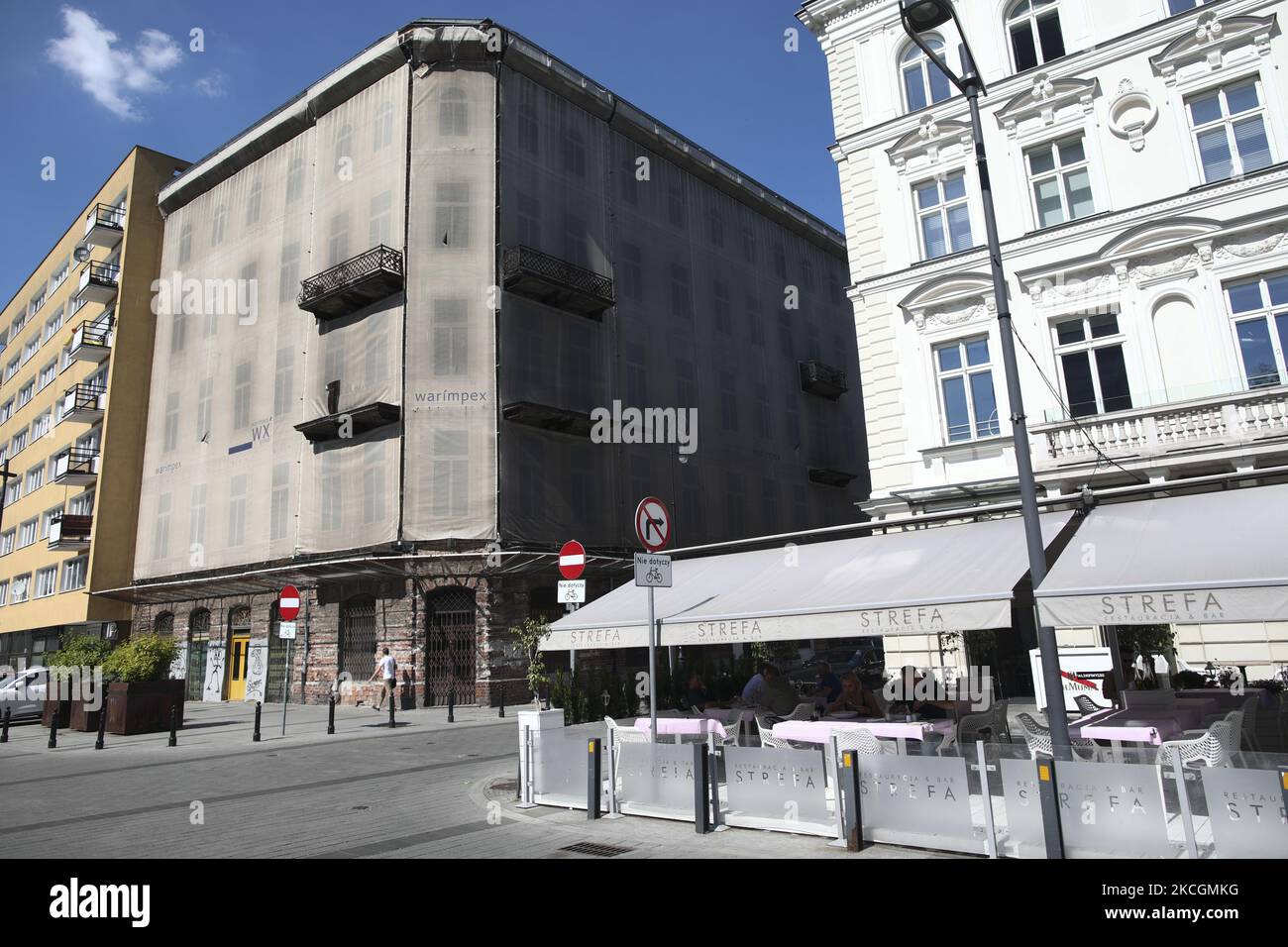 Un edificio è visto in Prosta Street, un ex quartiere ebraico il 29 giugno 2021 a Varsavia, Polonia. Il governo polacco ha approvato un disegno di legge che limiterà severamente le richieste di restituzione da parte delle famiglie ebraiche per le proprietà perse durante l'occupazione nazista tedesca della Polonia. Il governo polacco sostiene che il disegno di legge offrirà certezza agli attuali proprietari di proprietà, mentre Israele dice che il disegno di legge è 'immorale'. L'approvazione del progetto di legge ha portato a una fila diplomatica tra i due paesi. (Foto di Str/NurPhoto) Foto Stock