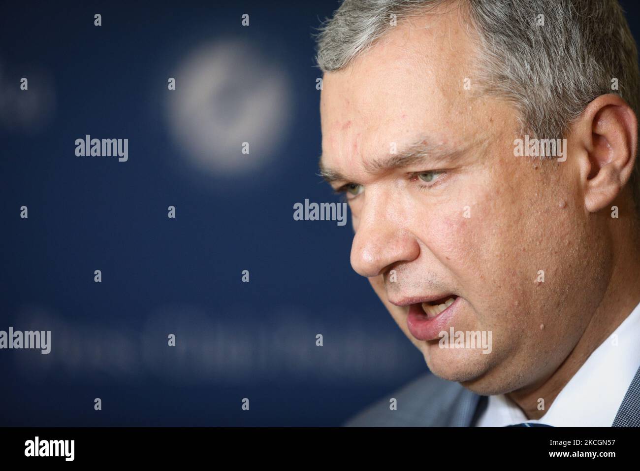 Pavel Latushko, ex ambasciatore bielorusso in Polonia, è stato visto in occasione di un incontro presso il Club stampa polacco di Varsavia, Polonia, il 30 giugno 2021. I membri della direzione nazionale anti-crisi bielorussa e del Consiglio di coordinamento si sono riuniti a Varsavia per discutere la fattibilità e il futuro dell'economia bielorussa che sta attraversando la terza crisi in un decennio. (Foto di Str/NurPhoto) Foto Stock