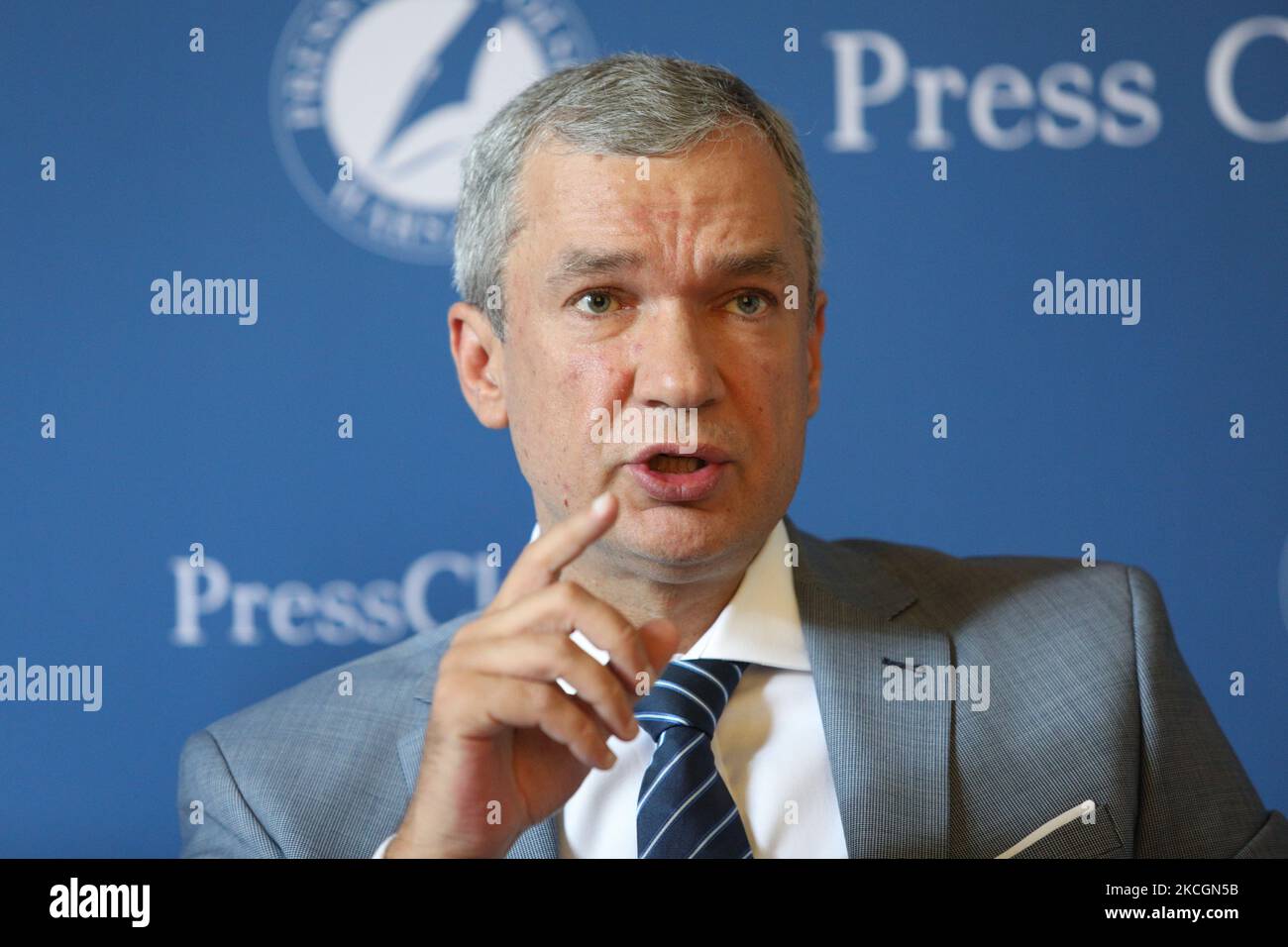 Pavel Latushko, ex ambasciatore bielorusso in Polonia, è stato visto in occasione di un incontro presso il Club stampa polacco di Varsavia, Polonia, il 30 giugno 2021. I membri della direzione nazionale anti-crisi bielorussa e del Consiglio di coordinamento si sono riuniti a Varsavia per discutere la fattibilità e il futuro dell'economia bielorussa che sta attraversando la terza crisi in un decennio. (Foto di Str/NurPhoto) Foto Stock