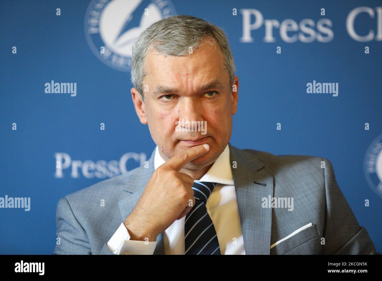 Pavel Latushko, ex ambasciatore bielorusso in Polonia, è stato visto in occasione di un incontro presso il Club stampa polacco di Varsavia, Polonia, il 30 giugno 2021. I membri della direzione nazionale anti-crisi bielorussa e del Consiglio di coordinamento si sono riuniti a Varsavia per discutere la fattibilità e il futuro dell'economia bielorussa che sta attraversando la terza crisi in un decennio. (Foto di Str/NurPhoto) Foto Stock