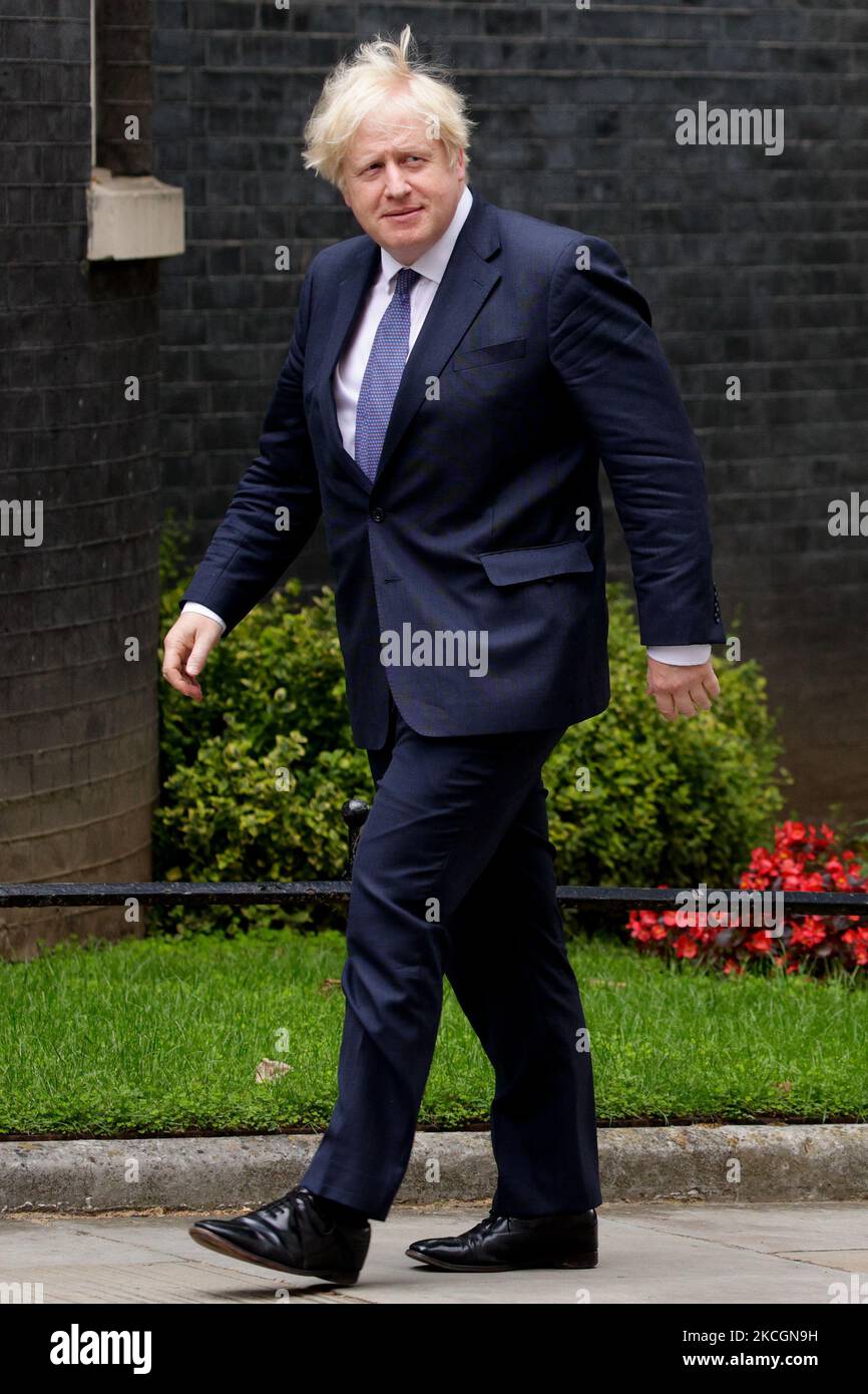 Il primo ministro britannico Boris Johnson torna a Downing Street dalla sua apparizione settimanale del primo ministro (PMQ) alla Camera dei Comuni di Londra, in Inghilterra, il 30 giugno 2021. (Foto di David Cliff/NurPhoto) Foto Stock