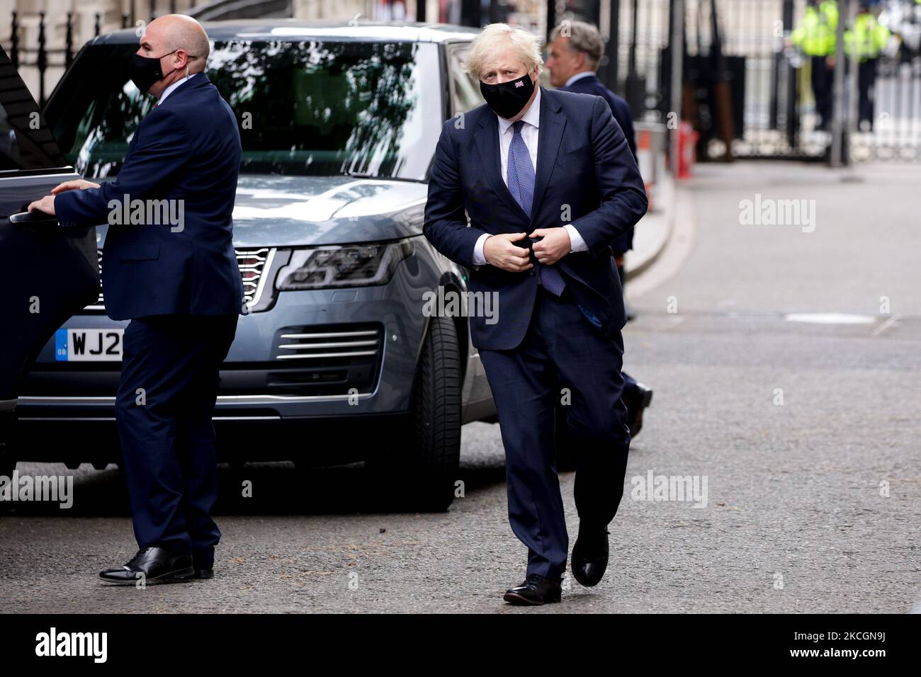 Il primo ministro britannico Boris Johnson torna a Downing Street dalla sua apparizione settimanale del primo ministro (PMQ) alla Camera dei Comuni di Londra, in Inghilterra, il 30 giugno 2021. (Foto di David Cliff/NurPhoto) Foto Stock