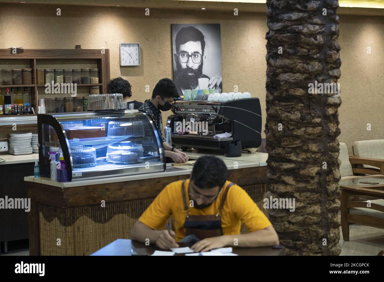 Un ritratto meno visto del leader supremo iraniano Ayatollah Ali Khamenei è raffigurato su un muro del caffè Nakhlestan nel centro di Teheran come un caffè-uomo lavora, il 1 luglio 2021. Il caffè Nakhlestan (Palm Farm) è stato organizzato e di proprietà della Owj, Islamic Revolutionary Guard Corps (IRGS) Arts and Media Organization, che si trova nel centro di Teheran, Palm è il simbolo principale della guerra Iran-Iraq (1980-88) martiri. (Foto di Morteza Nikoubazl/NurPhoto) Foto Stock