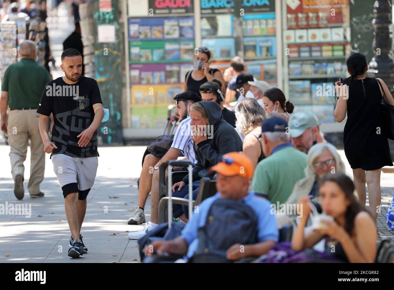 La maggior parte dei turisti che arrivano a Barcellona, in Spagna, il 2 luglio 2021 non indossano una maschera, un fatto che è preoccupante a causa dell'espansione della variante Delta di Covid-19. (Foto di Joan Valls/Urbanandsport/NurPhoto) Foto Stock
