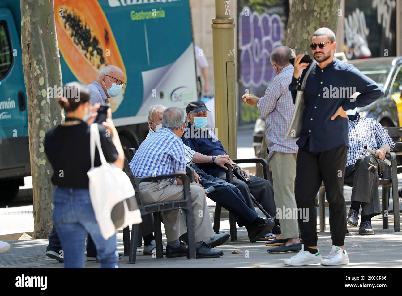 La maggior parte dei turisti che arrivano a Barcellona, in Spagna, il 2 luglio 2021 non indossano una maschera, un fatto che è preoccupante a causa dell'espansione della variante Delta di Covid-19. (Foto di Joan Valls/Urbanandsport/NurPhoto) Foto Stock