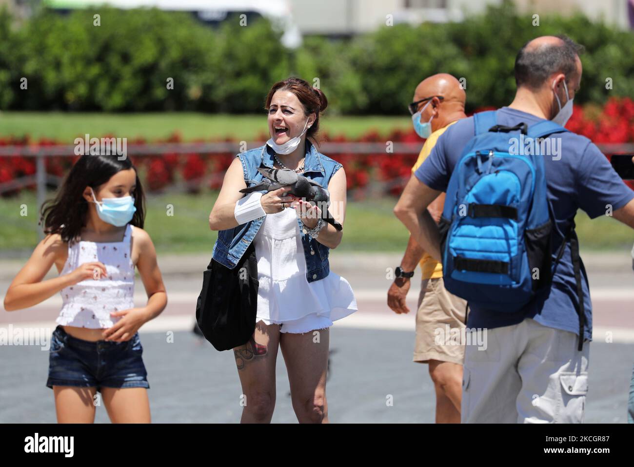 La maggior parte dei turisti che arrivano a Barcellona, in Spagna, il 2 luglio 2021 non indossano una maschera, un fatto che è preoccupante a causa dell'espansione della variante Delta di Covid-19. (Foto di Joan Valls/Urbanandsport/NurPhoto) Foto Stock