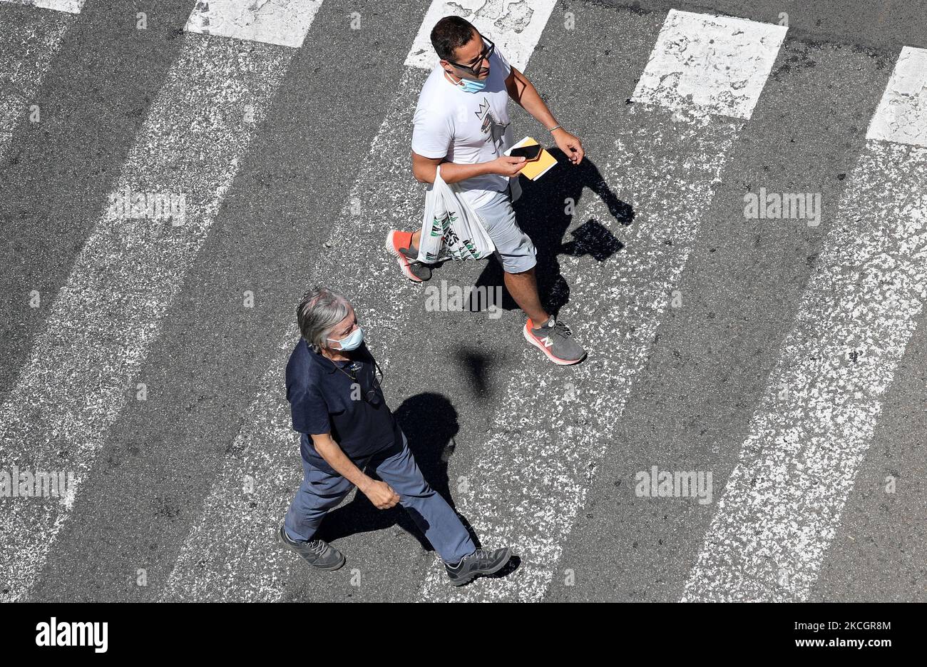 La maggior parte dei turisti che arrivano a Barcellona, in Spagna, il 2 luglio 2021 non indossano una maschera, un fatto che è preoccupante a causa dell'espansione della variante Delta di Covid-19. (Foto di Joan Valls/Urbanandsport/NurPhoto) Foto Stock