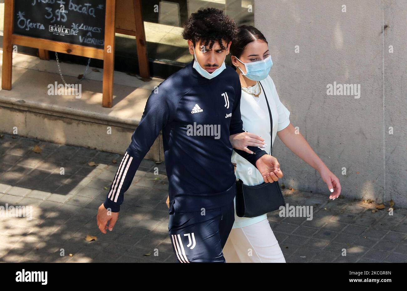 La maggior parte dei turisti che arrivano a Barcellona, in Spagna, il 2 luglio 2021 non indossano una maschera, un fatto che è preoccupante a causa dell'espansione della variante Delta di Covid-19. (Foto di Joan Valls/Urbanandsport/NurPhoto) Foto Stock