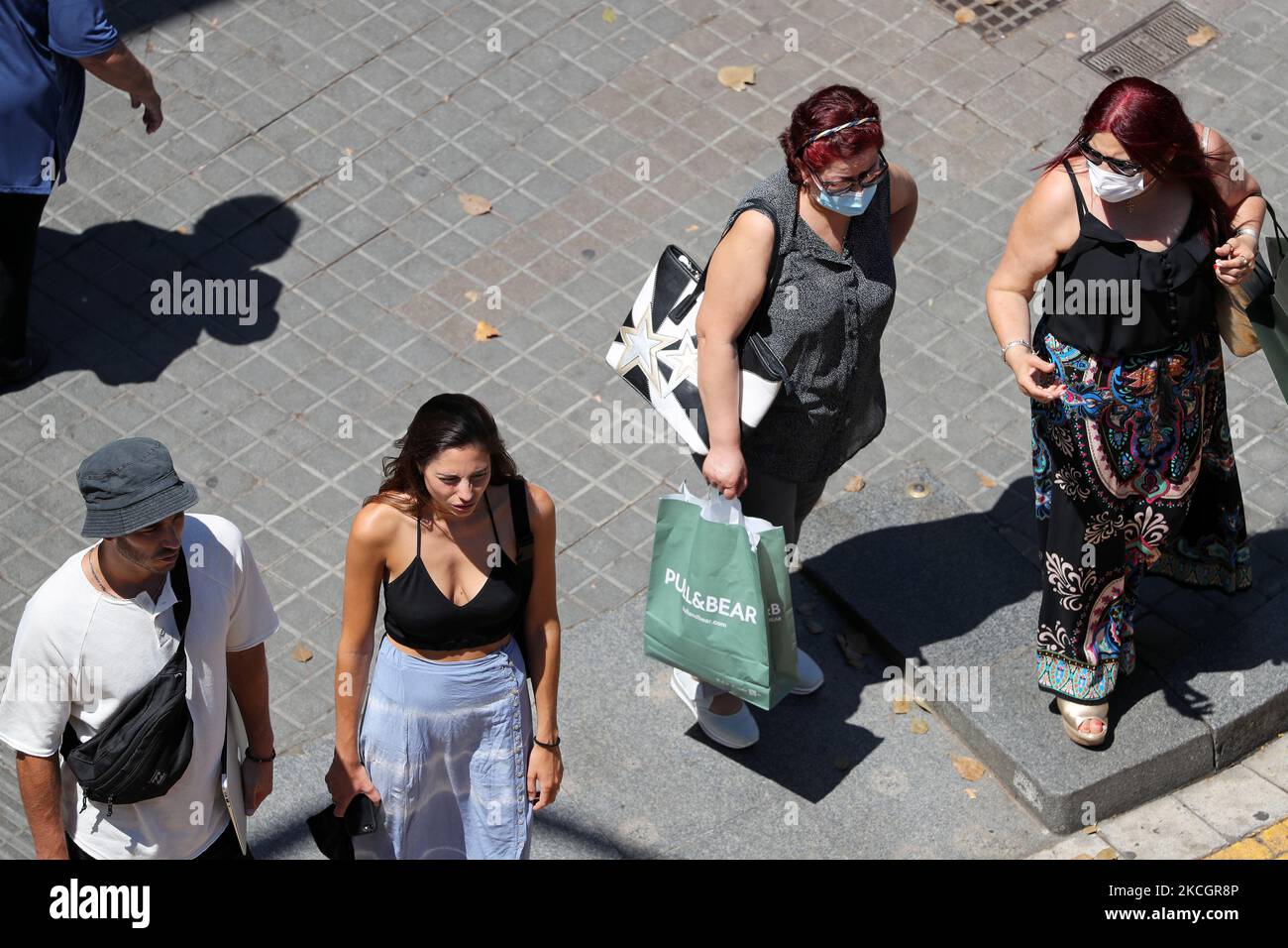 La maggior parte dei turisti che arrivano a Barcellona, in Spagna, il 2 luglio 2021 non indossano una maschera, un fatto che è preoccupante a causa dell'espansione della variante Delta di Covid-19. (Foto di Joan Valls/Urbanandsport/NurPhoto) Foto Stock