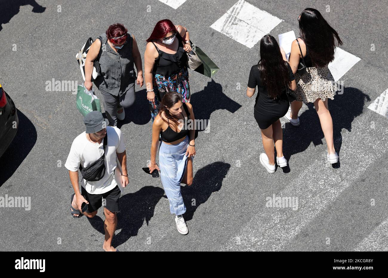 La maggior parte dei turisti che arrivano a Barcellona, in Spagna, il 2 luglio 2021 non indossano una maschera, un fatto che è preoccupante a causa dell'espansione della variante Delta di Covid-19. (Foto di Joan Valls/Urbanandsport/NurPhoto) Foto Stock