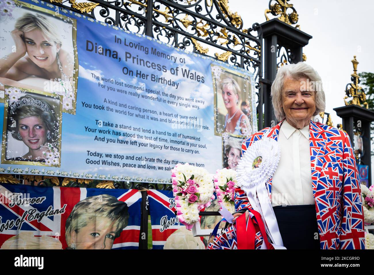 I tifosi reali si riuniscono in tributi alla principessa Diana a Kensington Palace, Londra, Regno Unito, il 1st luglio 2021. (Foto di Tejas Sandhu/MI News/NurPhoto) Foto Stock