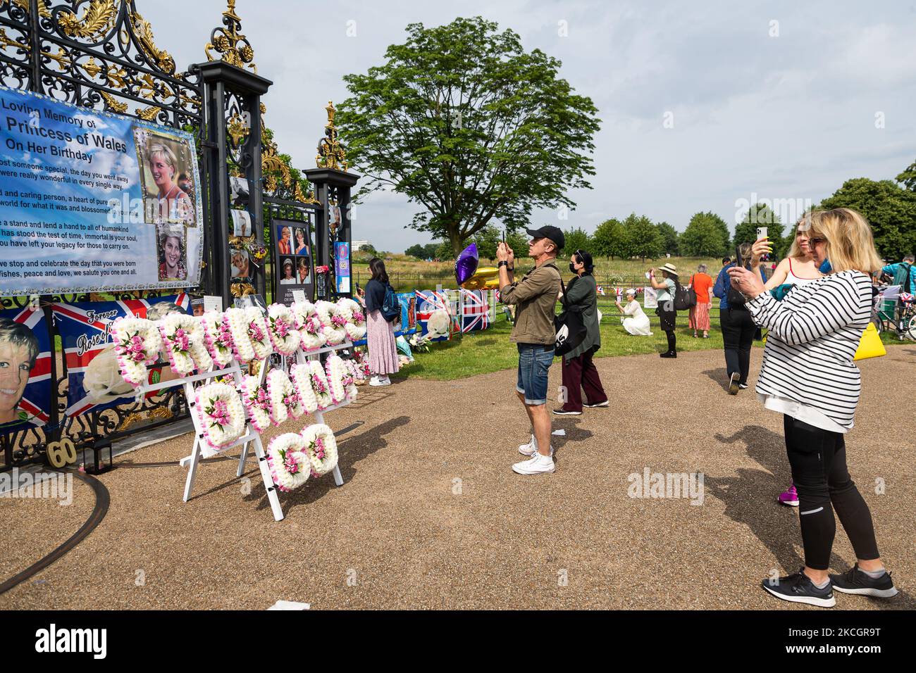 I tifosi reali si riuniscono in tributi alla principessa Diana a Kensington Palace, Londra, Regno Unito, il 1st luglio 2021. (Foto di Tejas Sandhu/MI News/NurPhoto) Foto Stock