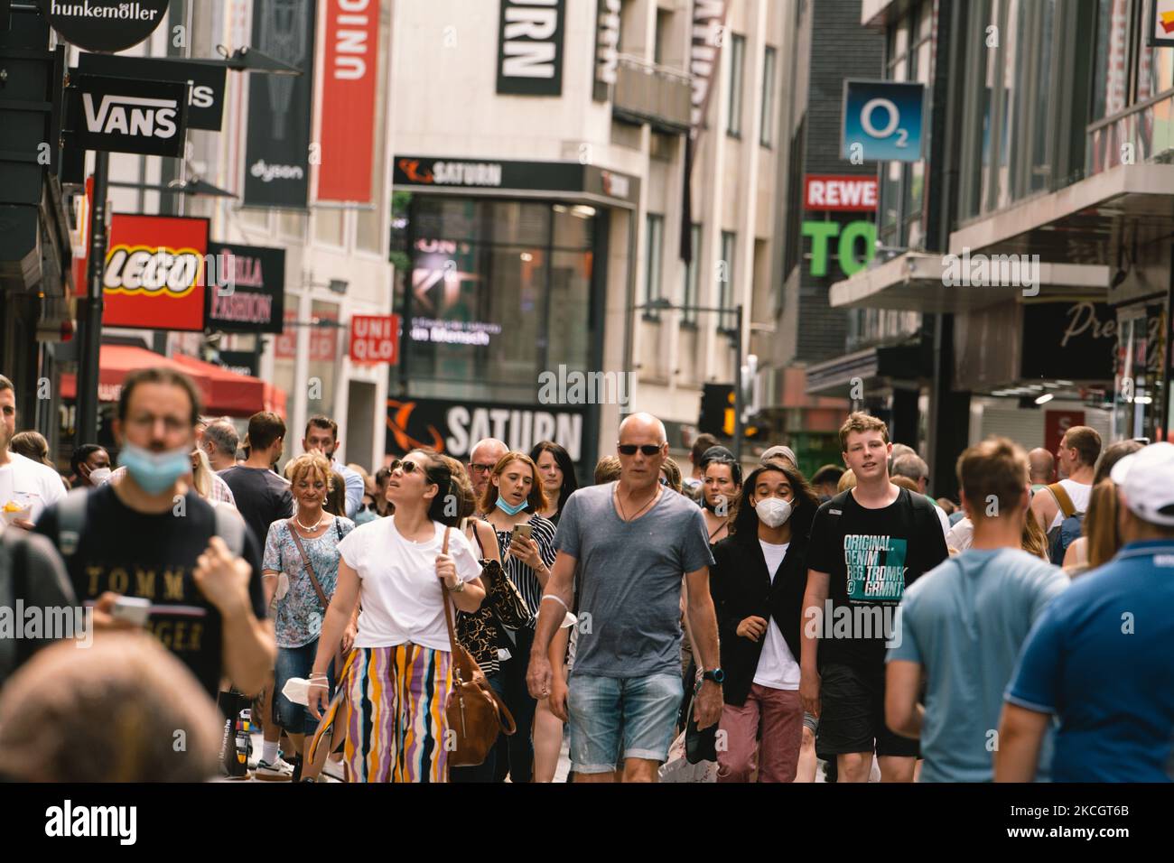 Gli acquirenti sono visti nel centro della città di Colonia, Germania il 3 luglio 2021 (Foto di Ying Tang/NurPhoto) Foto Stock