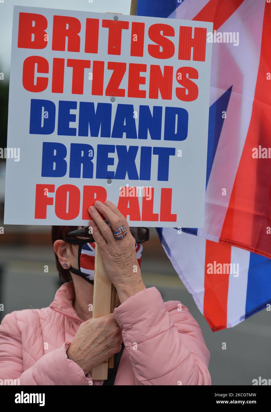 Un lealista tiene un cartello con le parole "cittadini britannici Demend Brexit for All” durante una protesta contro il protocollo dell'Irlanda del Nord all'ingresso del porto di Belfast. Sabato, 03 luglio 2021, a Belfast, Irlanda del Nord (Foto di Artur Widak/NurPhoto) Foto Stock