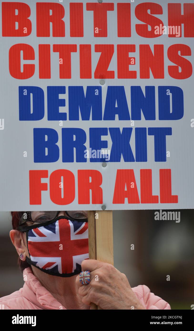 Un lealista tiene un cartello con le parole "cittadini britannici Demend Brexit for All” durante una protesta contro il protocollo dell'Irlanda del Nord all'ingresso del porto di Belfast. Sabato, 03 luglio 2021, a Belfast, Irlanda del Nord (Foto di Artur Widak/NurPhoto) Foto Stock