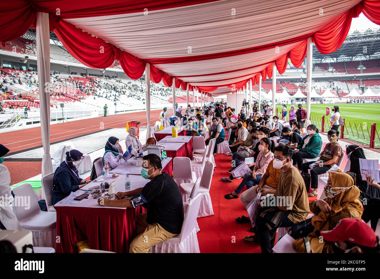Implementazione di un vaccino COVID-19 di massa a Gelora Bung Karno, Jakarta, Indonesia, il 4 luglio 2021. Il governo si rivolge a 1 milioni di vaccini al giorno per poter raggiungere l'obiettivo di 181 milioni di indonesiani per ottenere il vaccino COVID-19. L'Indonesia è colpita dalla seconda ondata di attacchi mortali contro il virus COVID-19, con il più alto numero positivo, per un totale di ventisettemila nuovi casi al 4 luglio 2021, da quando il COVID-19 è entrato per primo in Indonesia. (Foto di Donal Husni/NurPhoto) Foto Stock