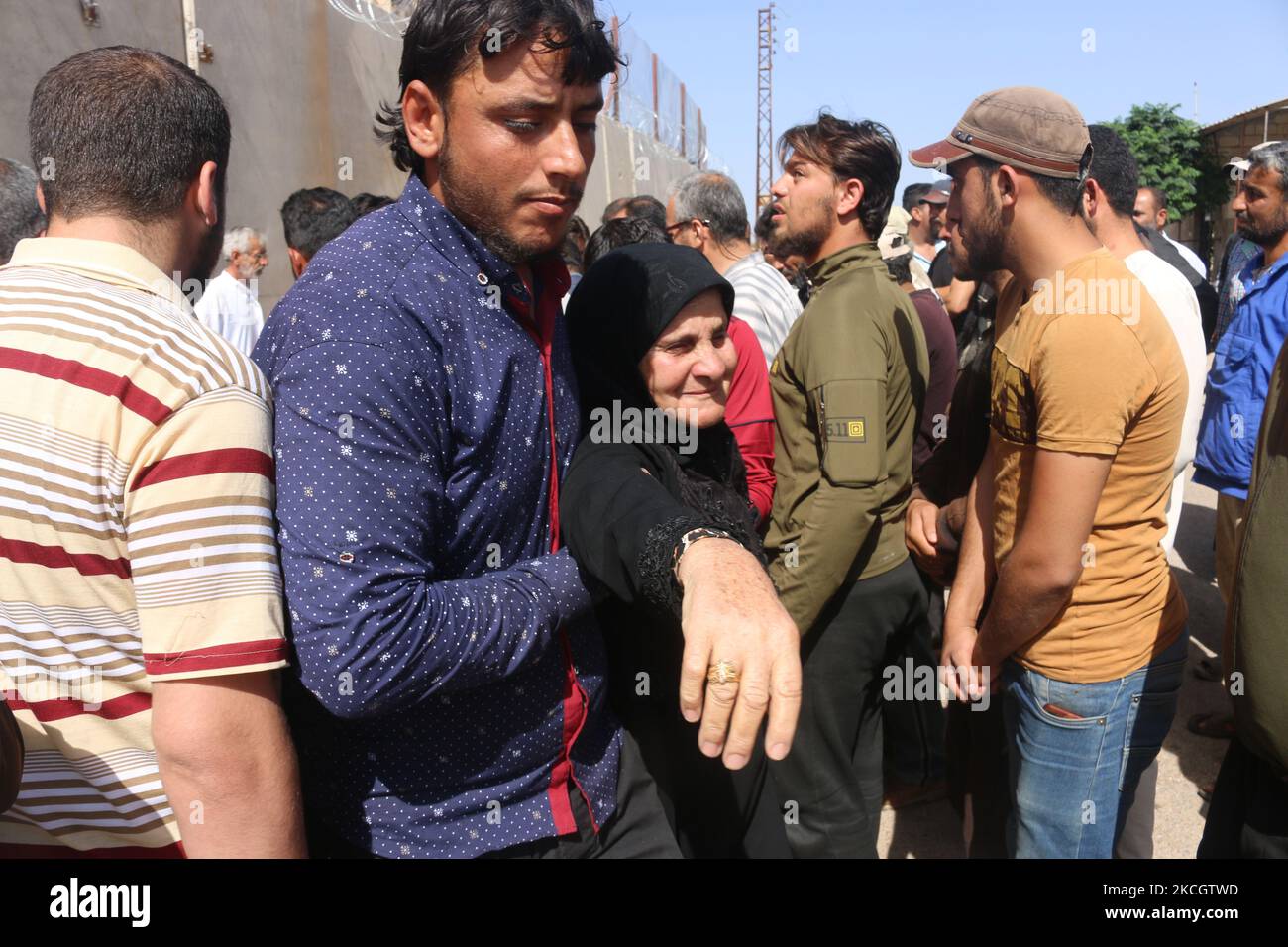 I siriani piangono due ragazze nella città di Balion, nella campagna meridionale di Idlib, e 8 civili sono stati uccisi a causa del bombardamento dell'artiglieria da parte del regime siriano che ha colpito la città di Balion e Ibilin a Jabal al-Zawiya il 3 luglio 2021. (Foto di Muhammad al-Rifai/NurPhoto) Foto Stock