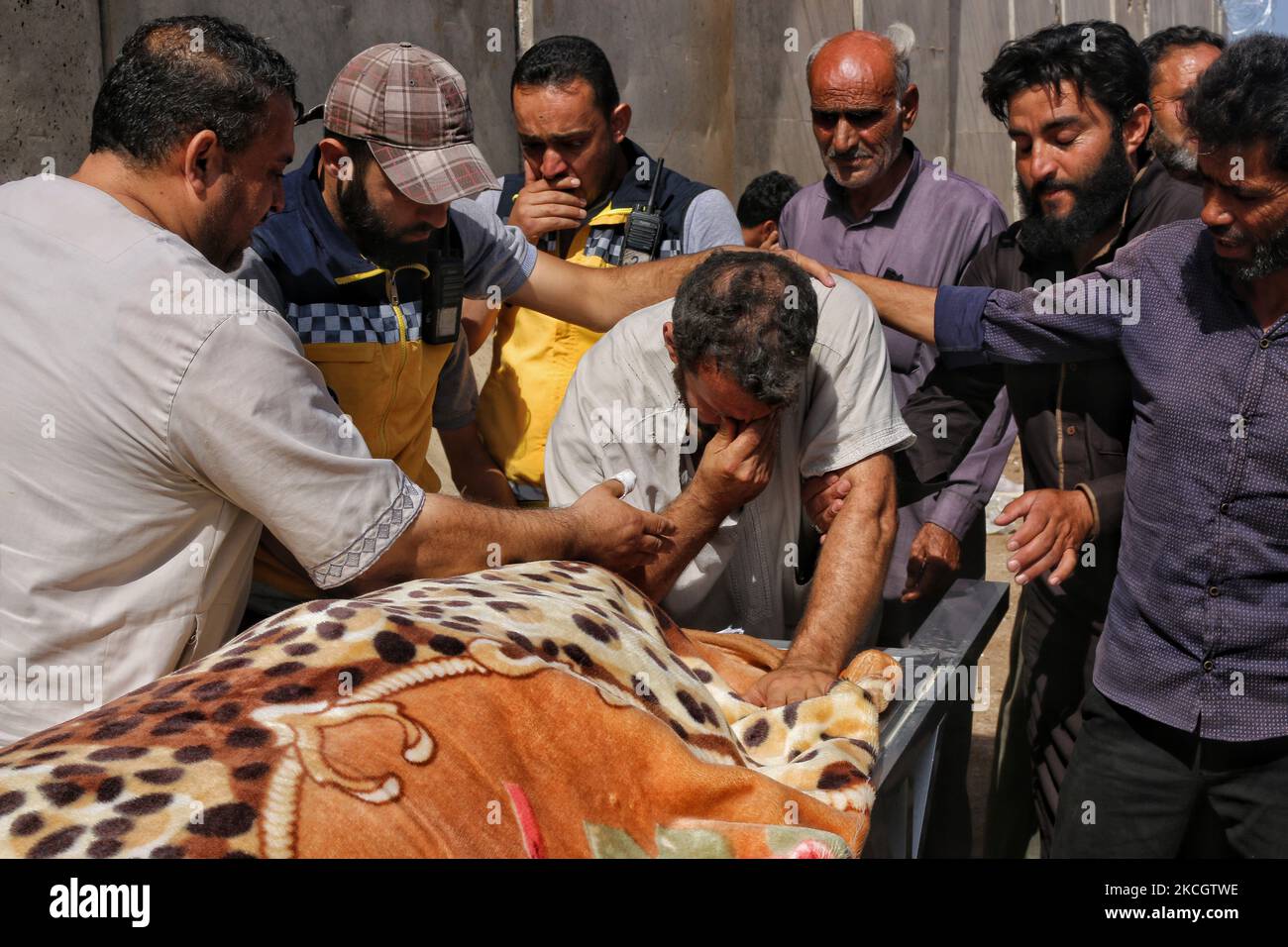 I siriani piangono due ragazze nella città di Balion, nella campagna meridionale di Idlib, e 8 civili sono stati uccisi a causa del bombardamento dell'artiglieria da parte del regime siriano che ha colpito la città di Balion e Ibilin a Jabal al-Zawiya il 3 luglio 2021. (Foto di Muhammad al-Rifai/NurPhoto) Foto Stock