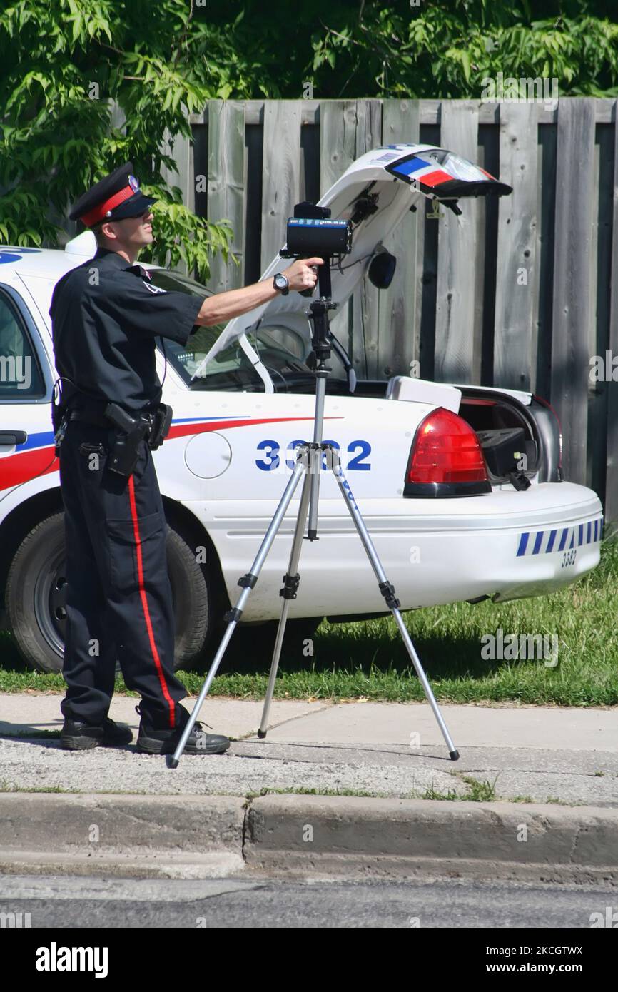 Il poliziotto utilizza una pistola radar fotografica ad una trappola di velocità nel tentativo di catturare gli automobilisti in velocità a Toronto, Ontario, Canada. (Foto di Creative Touch Imaging Ltd./NurPhoto) Foto Stock