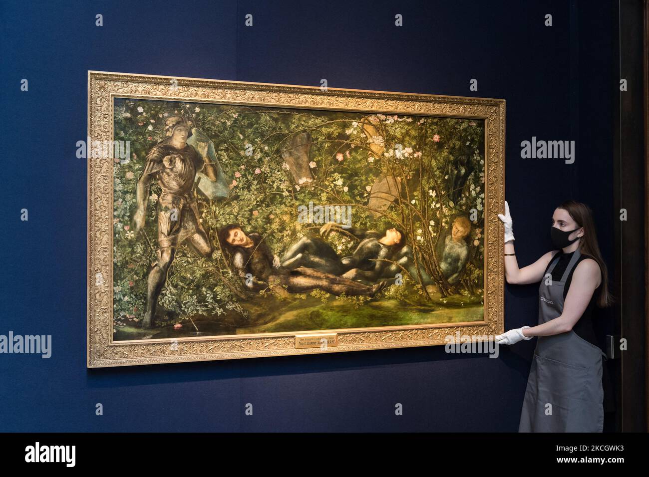 LONDRA, REGNO UNITO - 05 LUGLIO 2021: Un membro dello staff detiene il "Principe che entra nel Briar Wood" di Sir Edward Coley Burne-Jones (1833-1898), stima £2.000.000-3.000.000 durante una telefonata fotografica per la Classic Week presso la casa d'aste di Christie, Una serie di nove aste che presentano opere d'arte dall'antichità al 20th° secolo il 05 luglio 2021 a Londra, Inghilterra. (Foto di Wiktor Szymanowicz/NurPhoto) Foto Stock