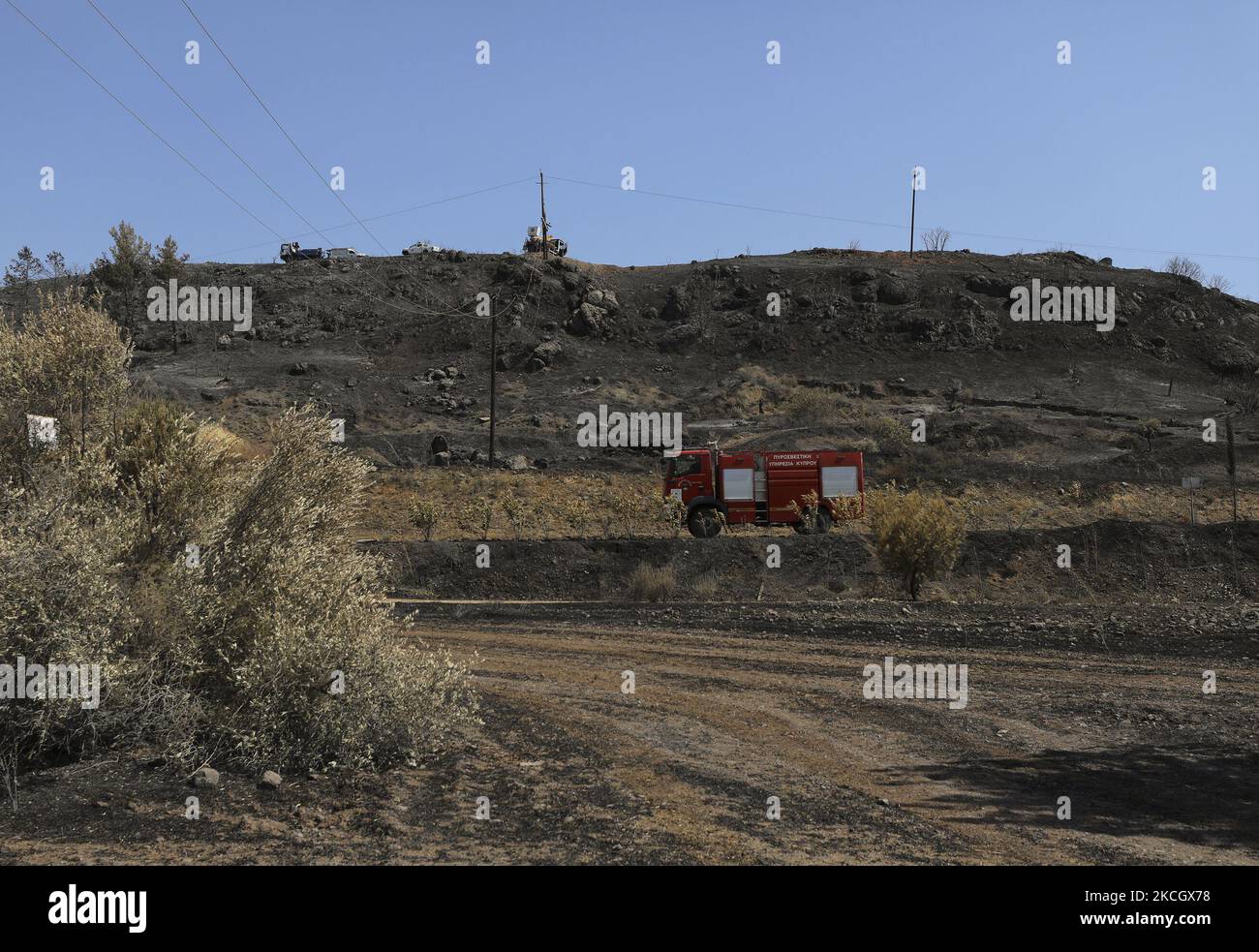 Un camion dei vigili del fuoco passa davanti all'area bruciata vicino al villaggio di Eptagonia, nella regione montuosa di Limassol. Cipro, lunedì 5 luglio 2021. Gli incendi che infuriano dal pomeriggio del 03 luglio nel distretto di Limassol e si diffondono alle comunità di Larnaca sono i più catastrofici dalla creazione della Repubblica di Cipro, secondo il presidente cipriota Nicos Anastasiades, e hanno costretto l'evacuazione di persone dai villaggi in pericolo. (Foto di Danil Shamkin/NurPhoto) Foto Stock