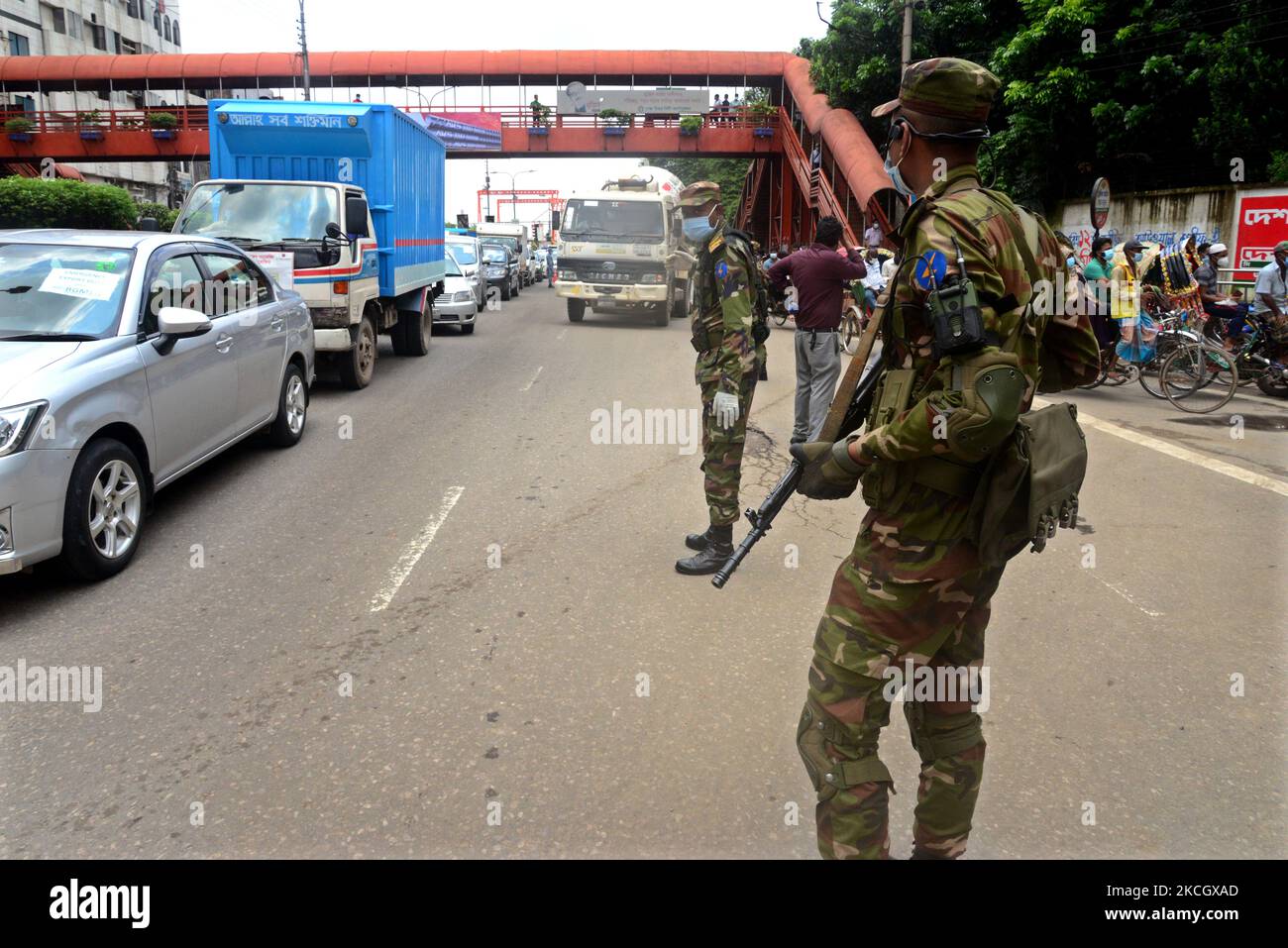 Il personale dell'esercito del Bangladesh pattugliava per strada ad un punto di controllo durante la stretta chiusura del Covid-19 Coronavirus a Dhaka, Bangladesh, il 5 luglio 2021. (Foto di Mamunur Rashid/NurPhoto) Foto Stock