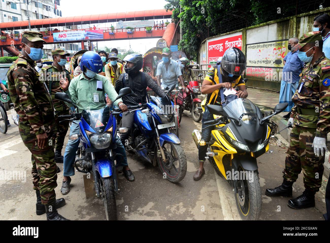 Il personale dell'esercito del Bangladesh pattugliava per strada ad un punto di controllo durante la stretta chiusura del Covid-19 Coronavirus a Dhaka, Bangladesh, il 5 luglio 2021. (Foto di Mamunur Rashid/NurPhoto) Foto Stock