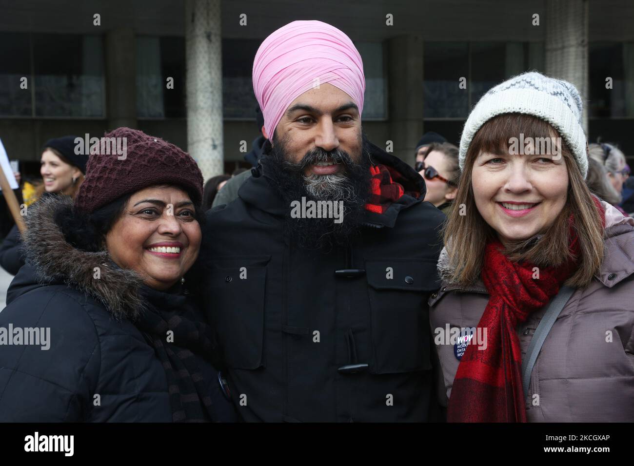 Jagmeet Singh, leader del New Democratic Party (NDP), si pone con i sostenitori a Toronto, Ontario, Canada. Singh divenne la prima persona di un gruppo minoritario visibile a guidare un partito politico federale canadese su base permanente. Singh è anche il primo Sikh con indosso un turbante a sedere come legislatore provinciale in Ontario. (Foto di Creative Touch Imaging Ltd./NurPhoto) Foto Stock