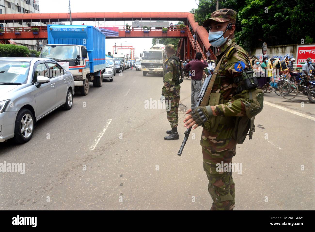 Il personale dell'esercito del Bangladesh pattugliava per strada ad un punto di controllo durante la stretta chiusura del Covid-19 Coronavirus a Dhaka, Bangladesh, il 5 luglio 2021. (Foto di Mamunur Rashid/NurPhoto) Foto Stock