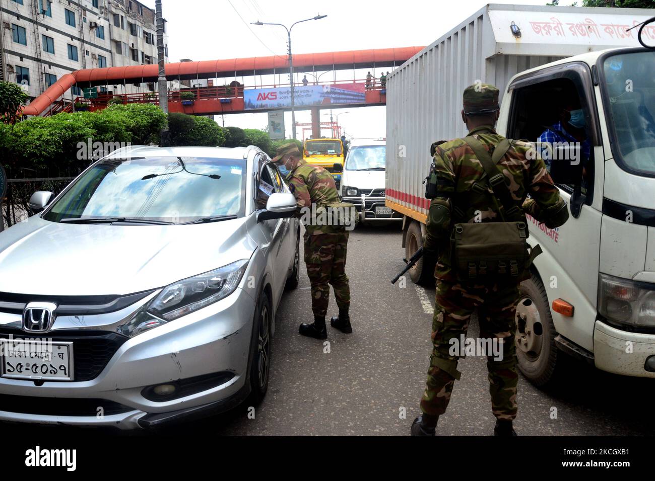 Il personale dell'esercito del Bangladesh pattugliava per strada ad un punto di controllo durante la stretta chiusura del Covid-19 Coronavirus a Dhaka, Bangladesh, il 5 luglio 2021. (Foto di Mamunur Rashid/NurPhoto) Foto Stock