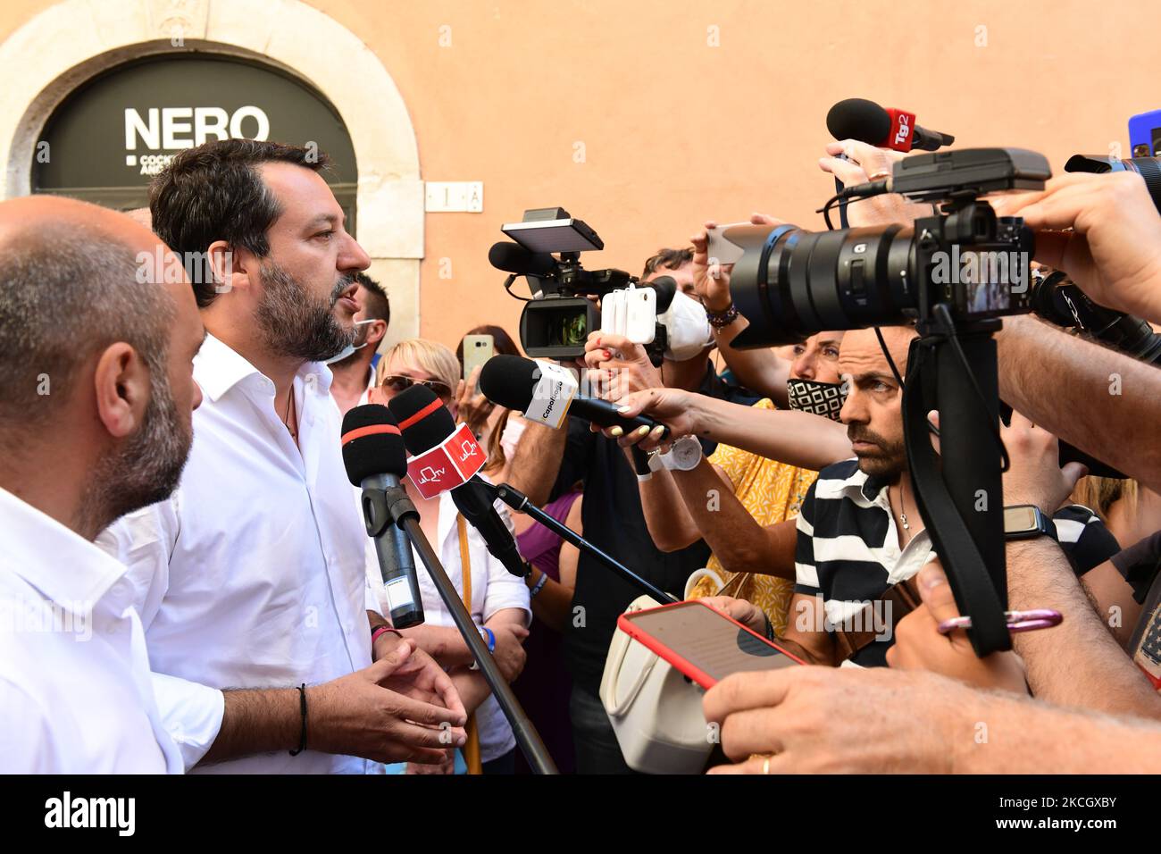 Matteo Salvini, leader del partito Lega, partecipa alla raccolta di firme per il referendum sulla Giustizia dal titolo 'Chi baglia paga' (che commettono errori paga) il 05 luglio 2021 a l'Aquila, Italia. (Foto di Lorenzo di Cola/NurPhoto) Foto Stock