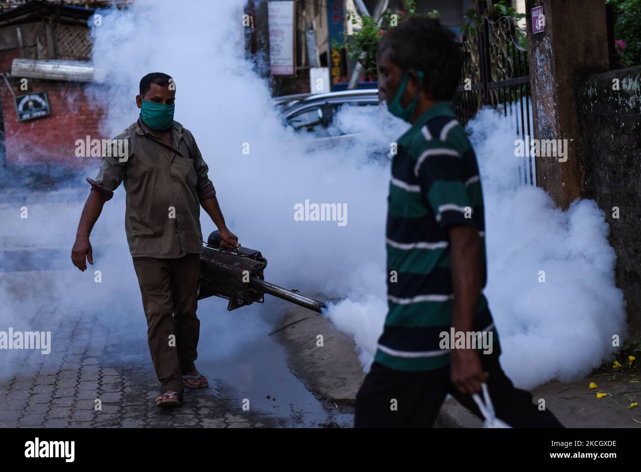 Un operaio della Guwahati Municipal Corporation effettua l'appannamento in una zona residenziale, per eliminare le zanzare al fine di prevenire la diffusione della febbre dengue a Guwahati, Assam, India, il 05 luglio 2021. (Foto di David Talukdar/NurPhoto) Foto Stock