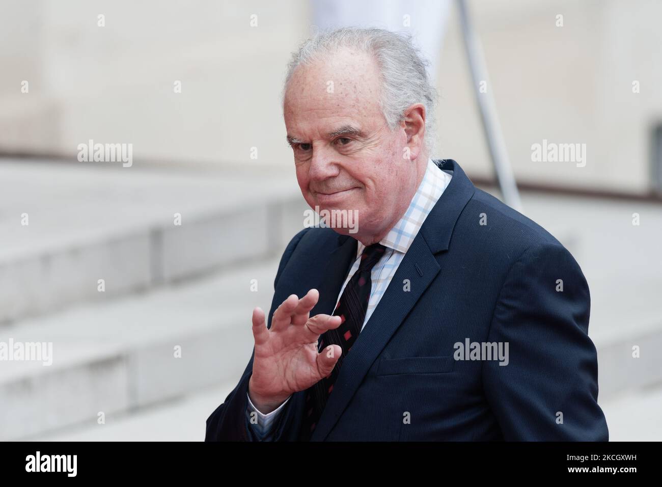 L'ex ministro francese della Cultura e della comunicazione Frederic Mitterrand arriva per cena con il presidente italiano Sergio Mattarella e sua figlia Laura Mattarella e il presidente francese Emmanuel Macron e sua moglie Brigitte Macron al Palazzo Elysee di Parigi, il 5 luglio 2021 (Foto di Daniel Pier/NurPhoto) Foto Stock