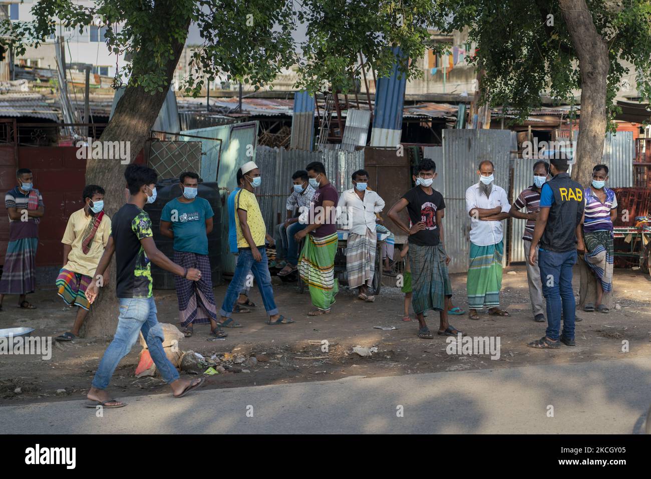 Un ufficiale del Battaglione di azione rapida sta cercando di convincere le persone a tornare a casa a Dhaka, Bangladesh, il 5 luglio 2021. Con l’aumento del numero di pazienti affetti da covidità, il Bangladesh ha dichiarato un rigido blocco a livello nazionale. (Foto di Istiak Karim/NurPhoto) Foto Stock