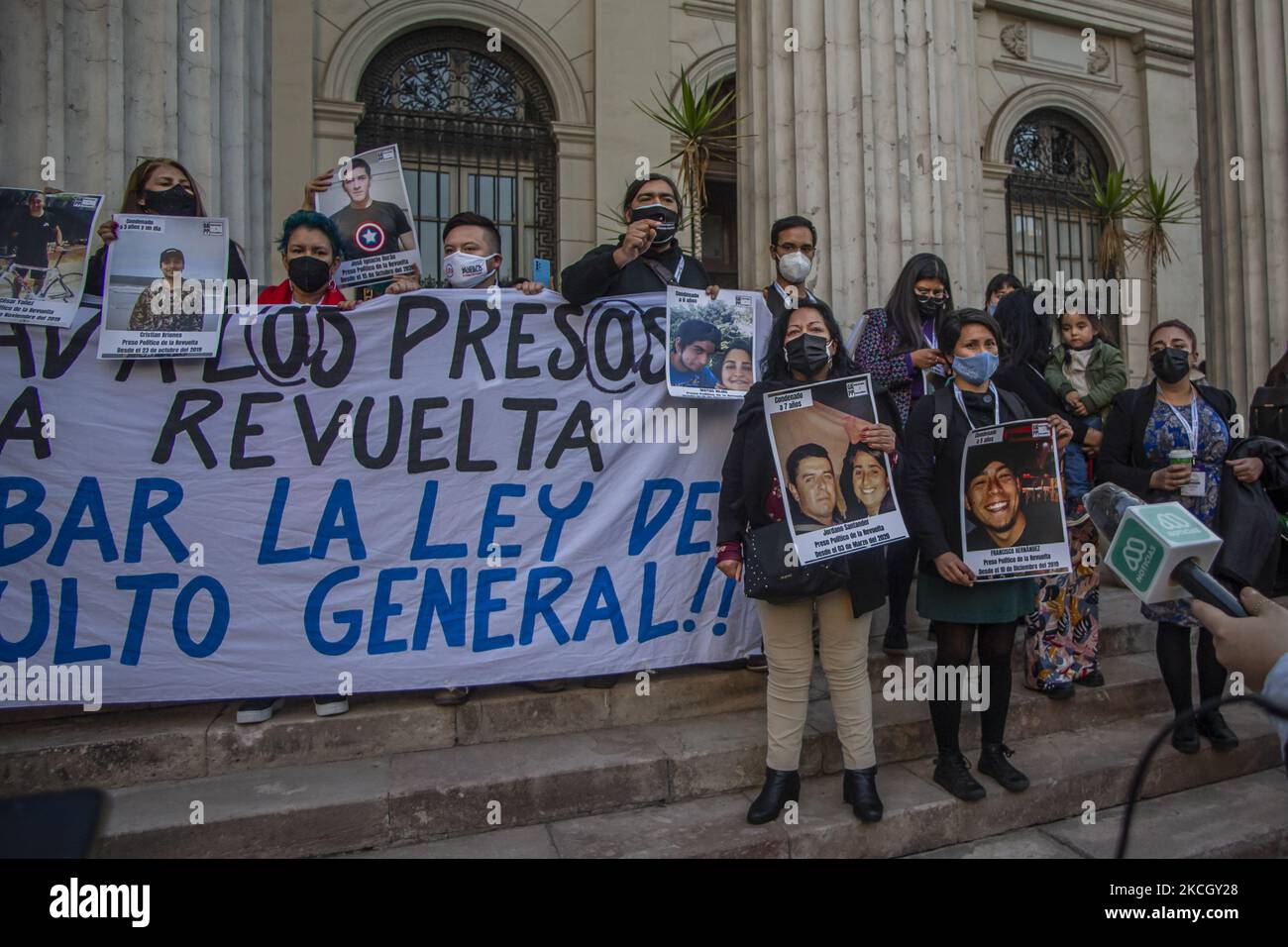 Membri della Convenzione costituente dell'ardesia popolare, protestando contro la sospensione della prima sessione del 5 luglio 2021 a Santiago del Cile, Cile. Dopo aver denunciato la mancanza di condizioni tecniche minime (mancanza di sedie, microfoni, computer, tra gli altri). Accusa il governo di Sebastian Pinera di mancanza di impegno nei confronti della Convenzione costituzionale. Chiedono un perdono generale per i prigionieri politici Mapuche, i prigionieri della rivolta sociale del 2019 e la giustizia per le vittime della repressione della polizia. (Foto di Claudio Abarca Sandoval/NurPhoto) Foto Stock