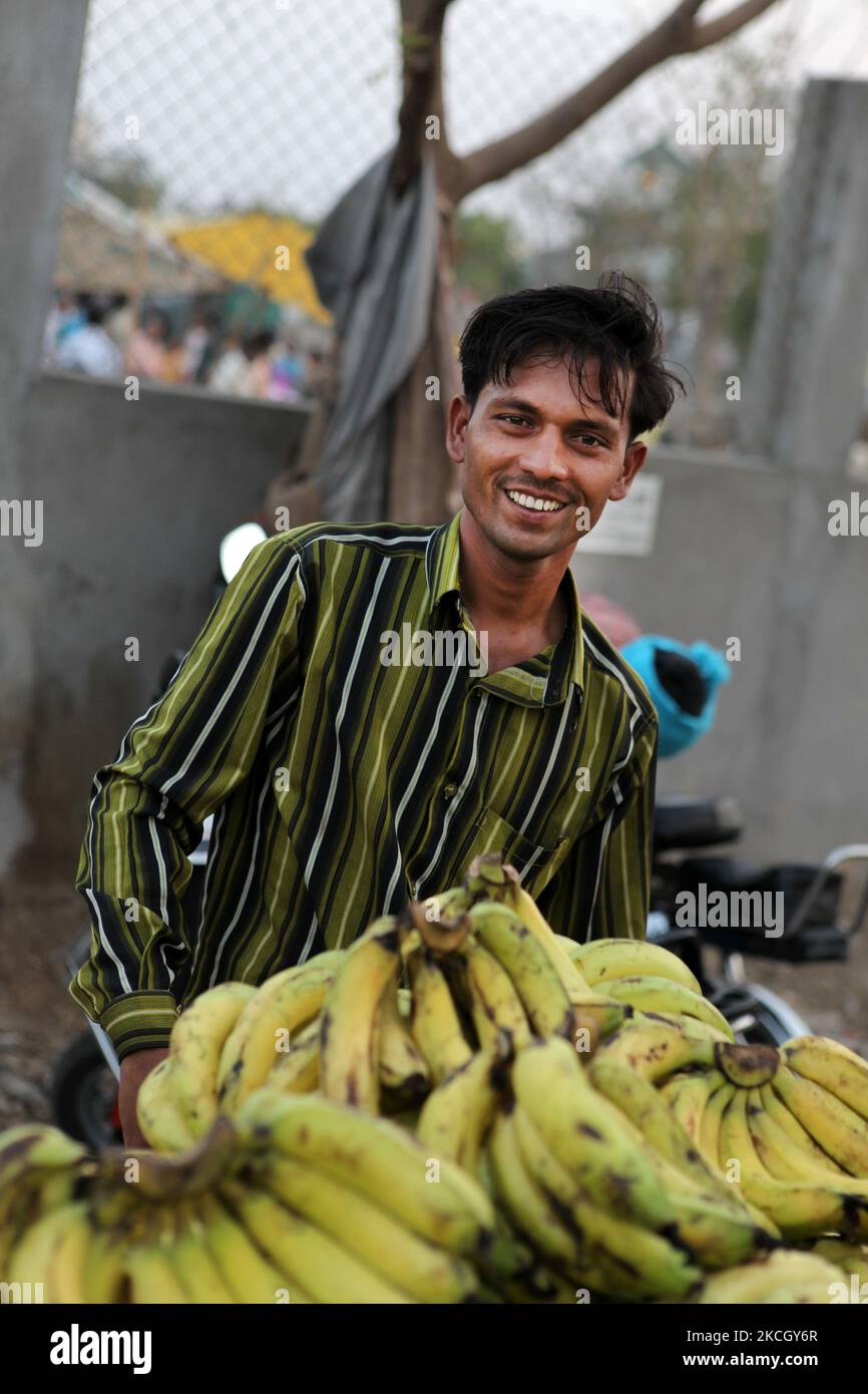 Commerciante che vende banane al bazar di Subzi di Shaniwaar, che è il più grande mercato della frutta e della verdura nella città indiana di Nagpur, Maharashtra, India. (Foto di Creative Touch Imaging Ltd./NurPhoto) Foto Stock