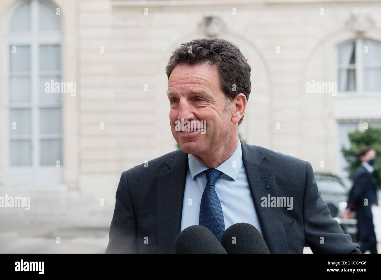 Associazione francese dei datori di lavoro (Medef) il presidente Geoffroy Roux de Bezieux si rivolge ai media dopo un incontro con i sindacati e il presidente francese Macron, al palazzo Elysee di Parigi il 6 luglio 2021 (Foto di Daniel Pier/NurPhoto) Foto Stock