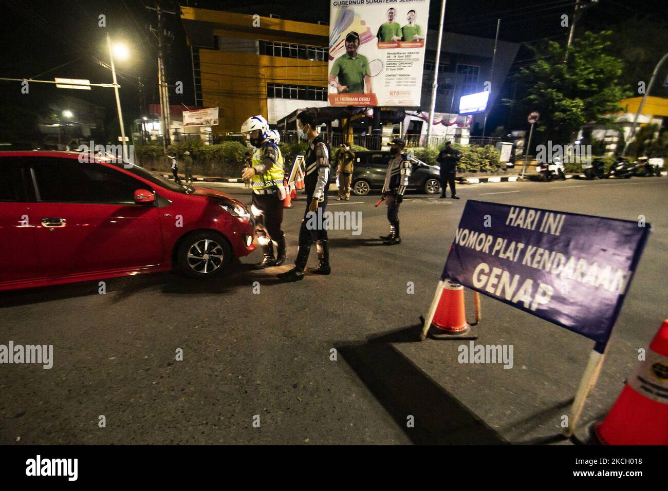 Il secondo giorno di mobilitare veicoli con numeri dispari-pari della polizia a Palembang City il martedì 6 luglio 2021. Ciò viene fatto per fermare la diffusione dell'epidemia di coronavirus. (Foto di Sigit Prasetya/NurPhoto) Foto Stock