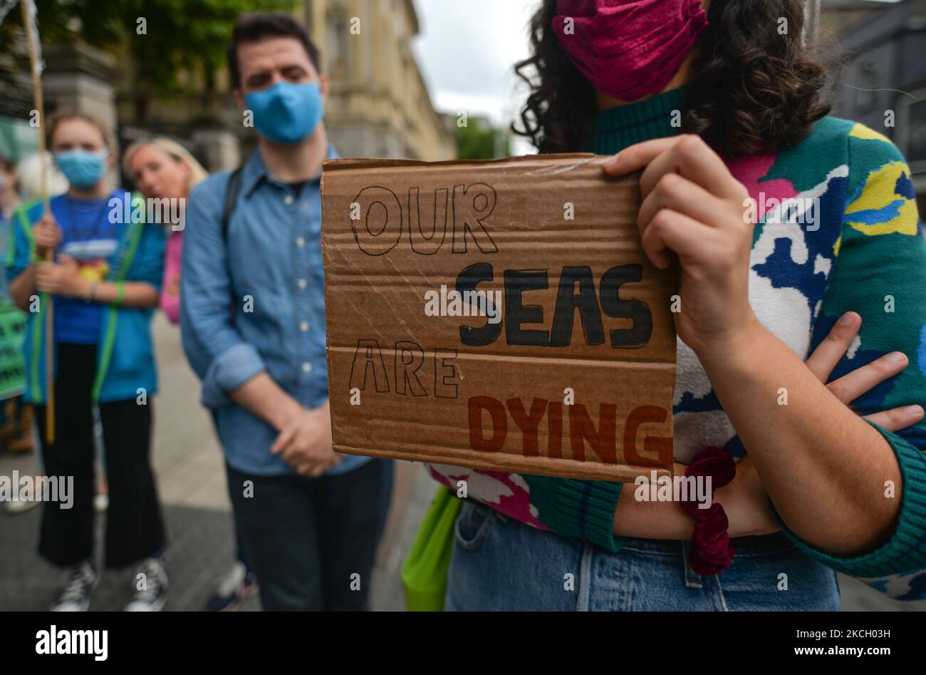 Attivisti della ribellione di estinzione durante la protesta "Proteggi i nostri mari" di fronte alla Leinster House di Dublino. Mercoledì 07 luglio 2021 a Dublino, Irlanda. (Foto di Artur Widak/NurPhoto) Foto Stock