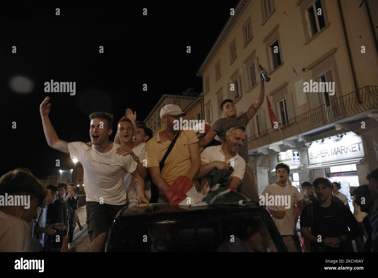 Gli italiani celebrano la vittoria della semifinale a Pisa il 6 luglio 2021. L'Italia ha vinto la semifinale contro la Spagna e va alla finale dei Campionati europei UEFA. (Foto di Enrico Mattia del Punta/NurPhoto) Foto Stock