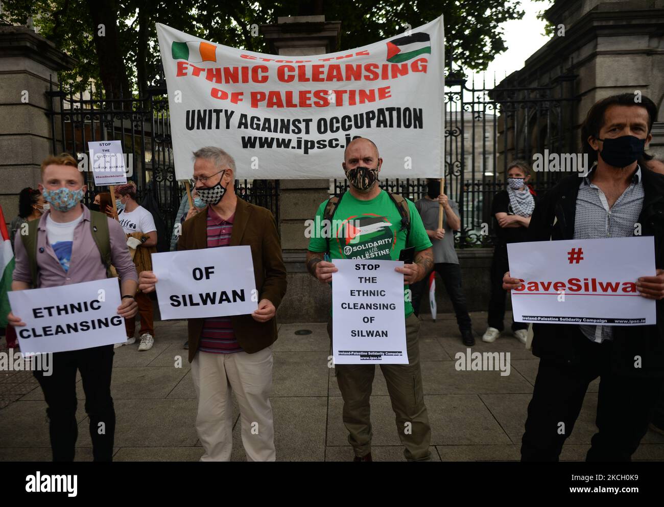 Manifestanti pro-palestinesi visti fuori Leinster House a Dublino, durante la campagna di solidarietà irlandese-palestinese "Stop the Ethnic Cleansing of Silwan Now”. Mercoledì 07 luglio 2021 a Dublino, Irlanda. (Foto di Artur Widak/NurPhoto) Foto Stock