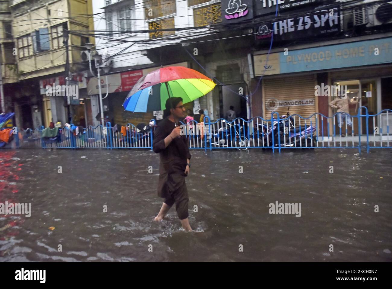 Un uomo con un ombrello svanisce in una strada allagata dopo una forte pioggia a Kolkata, India, 07 luglio 2021. (Foto di Indranil Aditya/NurPhoto) Foto Stock