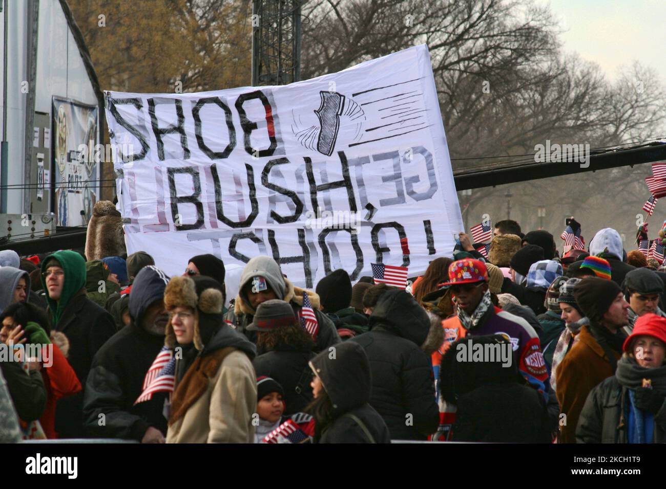 Grande gruppo di manifestanti a una protesta anti-George W. Bush durante l'inaugurazione del presidente Barack Obama a Washington D.C., Stati Uniti d'America, il 20 gennaio 2009. (Foto di Creative Touch Imaging Ltd./NurPhoto) Foto Stock