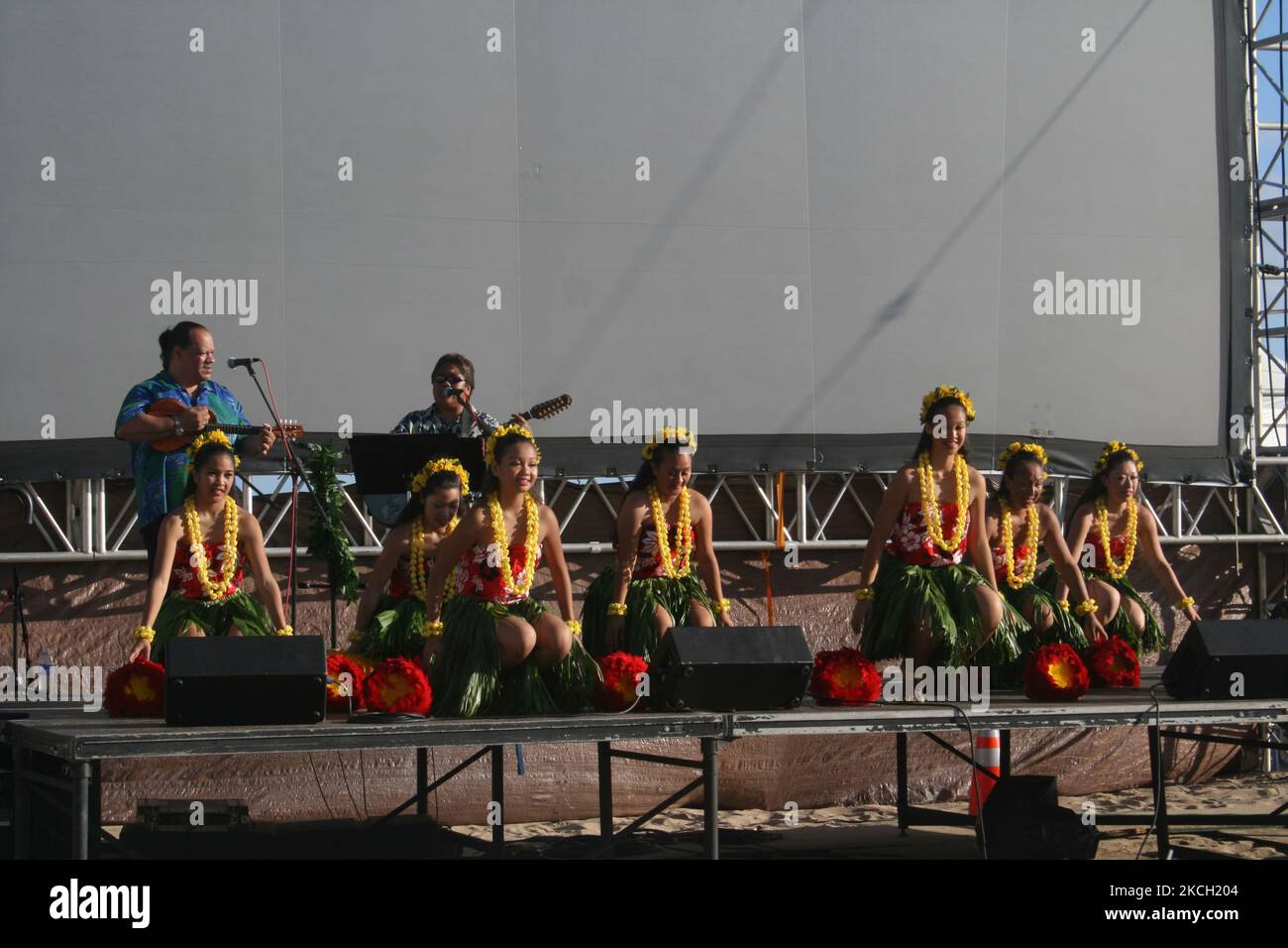 I ballerini Hula si esibiscono sull'isola hawaiana di Oahu, alle Hawaii, negli Stati Uniti, il 08 luglio 2007. (Foto di Creative Touch Imaging Ltd./NurPhoto) Foto Stock