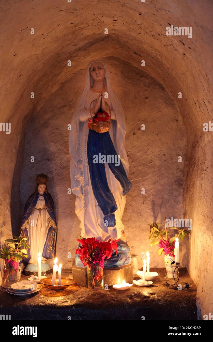 Le candele bruciano in serata in un santuario illuminato della Vergine Maria nella città di Hanga Roa sull'isola di Pasqua, Cile, il 13 marzo 2010. (Foto di Creative Touch Imaging Ltd./NurPhoto) Foto Stock