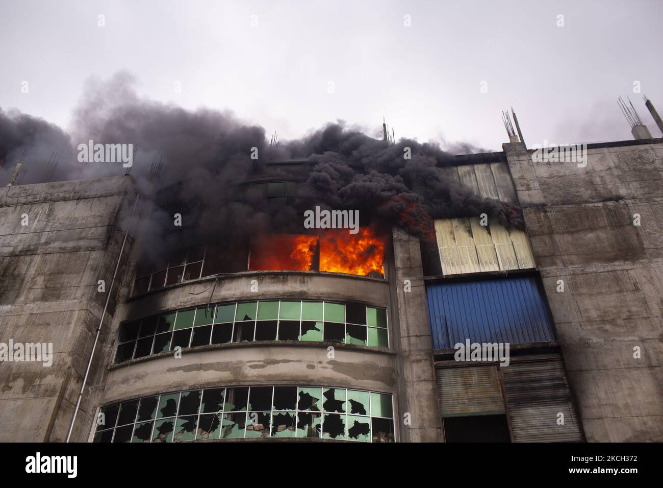 La fabbrica in fiamme. (Foto di Istiak Karim/NurPhoto) Foto Stock