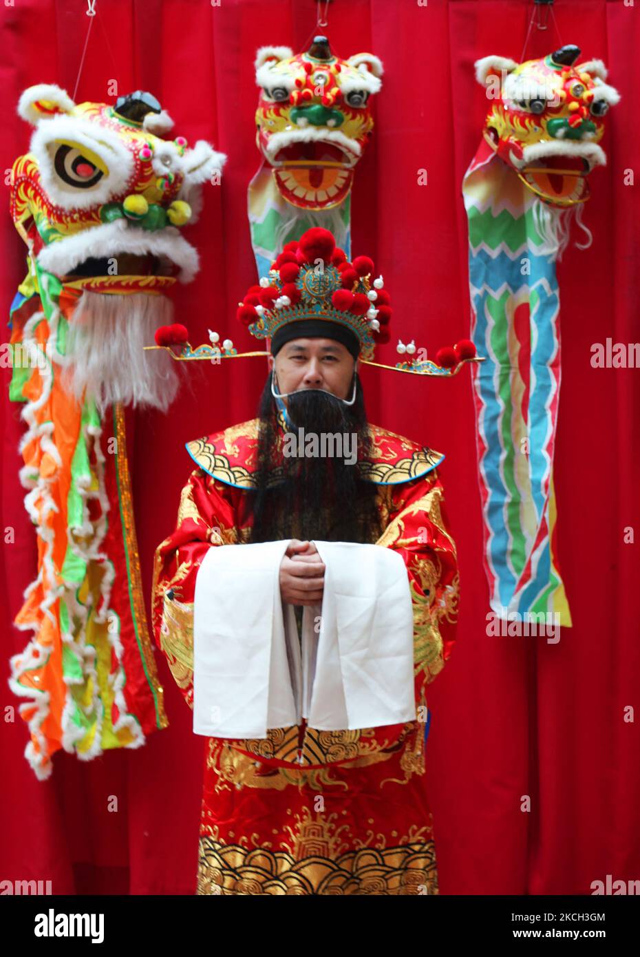 L'uomo vestito come Cai Shen (il Dio cinese di prosperità) durante il nuovo anno lunare cinese della tigre a Markham, Ontario, Canada, il 13 febbraio 2010. (Foto di Creative Touch Imaging Ltd./NurPhoto) Foto Stock