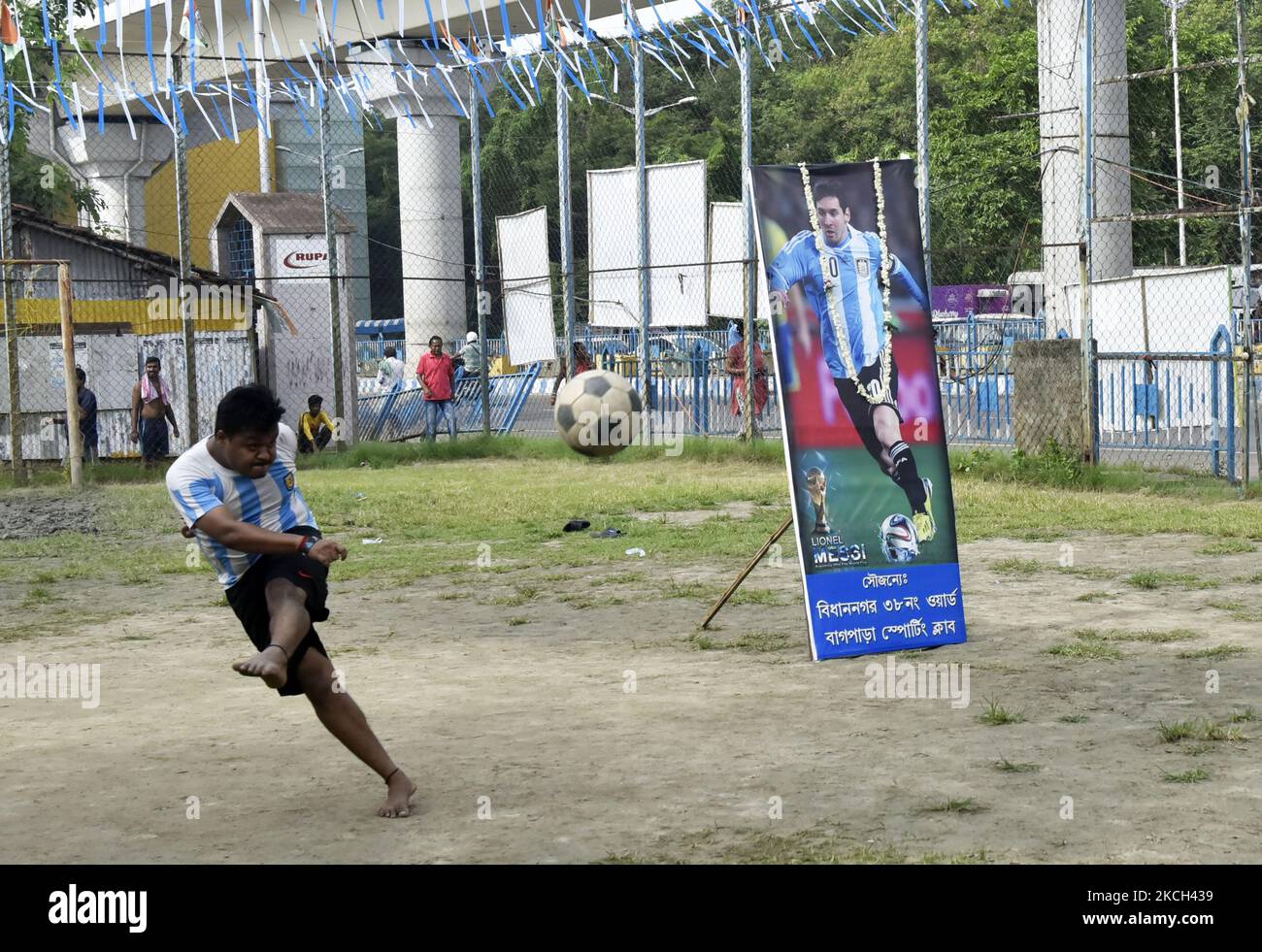 I fan argentini festeggiano dopo che la nazionale ha vinto la finale del torneo di calcio della Copa America contro il Brasile a Kolkata, India, 11 luglio 2021. (Foto di Indranil Aditya/NurPhoto) Foto Stock