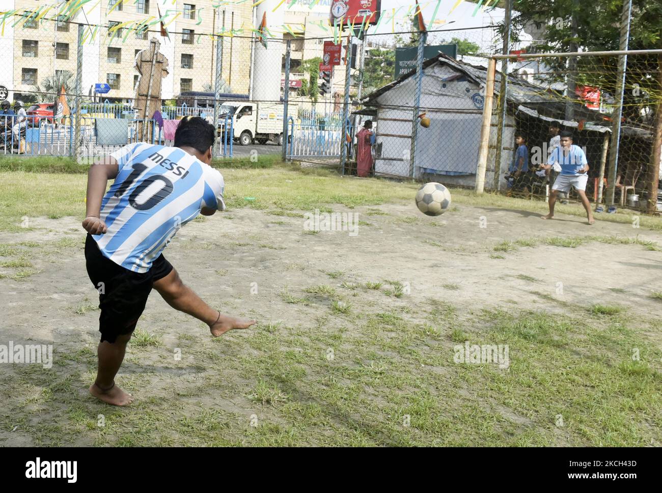 I fan argentini festeggiano dopo che la nazionale ha vinto la finale del torneo di calcio della Copa America contro il Brasile a Kolkata, India, 11 luglio 2021. (Foto di Indranil Aditya/NurPhoto) Foto Stock